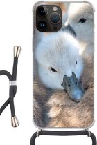 Geschikt voorApple Iphone 14 Pro Max - Crossbody Case - Zwanen - Licht - Kuiken - Siliconen - Crossbody - Backcover met Koord - Telefoonhoesje met koord - Hoesje met touw