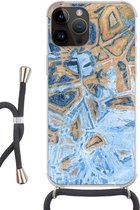 Geschikt voorApple Iphone 14 Pro Max - Crossbody Case - Marmer print - Verf - Goud - Blauw - Siliconen - Crossbody - Backcover met Koord - Telefoonhoesje met koord - Hoesje met touw