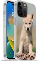 Geschikt voorApple Iphone 14 Pro - Softcase hoesje - Wolf - Kind - Hout - Siliconen Telefoonhoesje