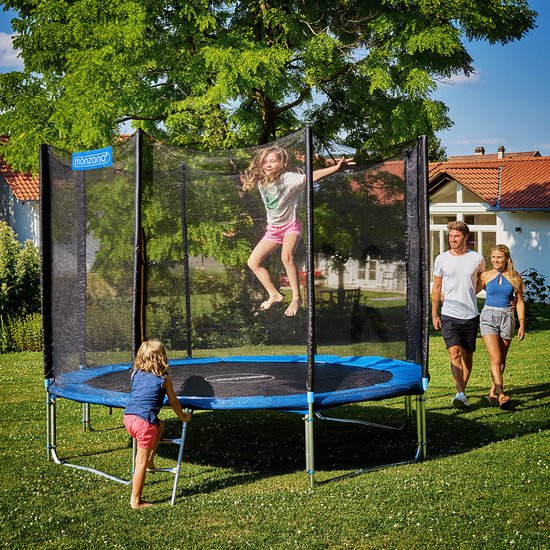 Blauwe Monzana trampoline met veiligheidsnet in een tuin, met een springend kind en een gezin.