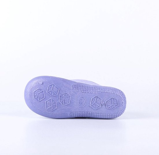 De paarse zool van een slipper met Frozen-print. De zool is antislip.