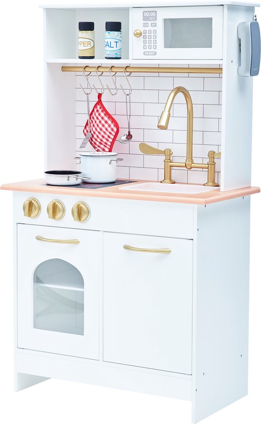 Witte speelgoedkeuken met houten aanrechtblad, gouden accenten, magnetron en fornuis.