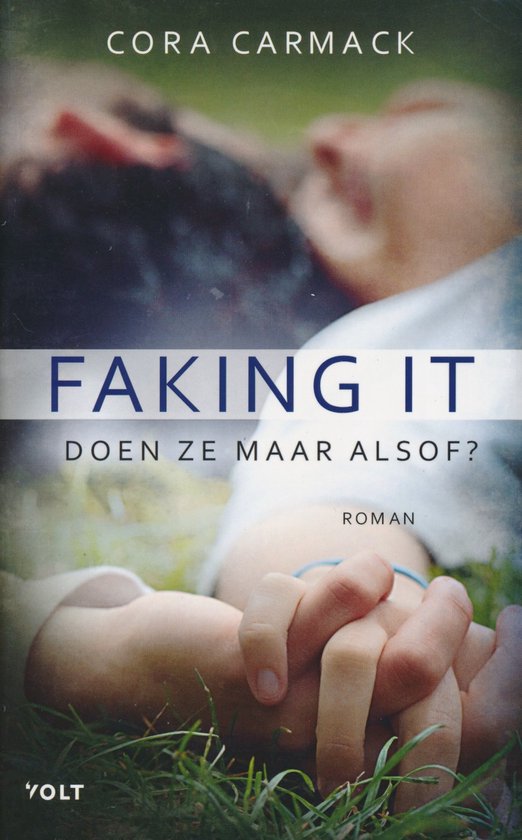 Titel: Faking It. Doen ze maar alsof? Roman. Cover met twee handen die elkaar vasthouden in het gras.