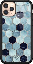 Casimoda® hoesje - Geschikt voor iPhone 11 Pro - Blue Cubes - Luxe Hard Case Zwart - Backcover telefoonhoesje - Blauw