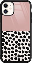 Casimoda® hoesje - Geschikt voor iPhone 11 - Stippen roze - Luxe Hard Case Zwart - Backcover telefoonhoesje - Roze
