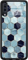 Casimoda® hoesje - Geschikt voor Samsung Galaxy A50 - Blue Cubes - Luxe Hard Case Zwart - Backcover telefoonhoesje - Blauw