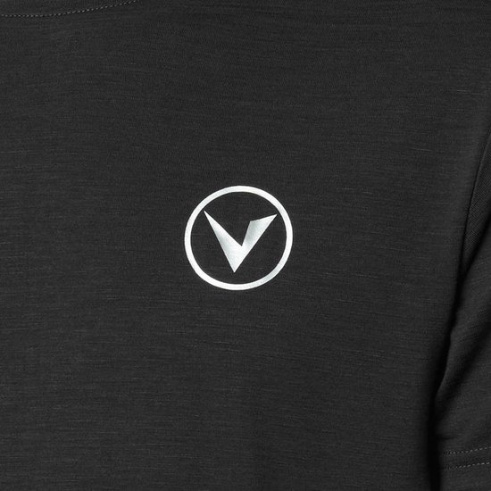 Detail van een zwart Virtus sportshirt met wit logo op de borst