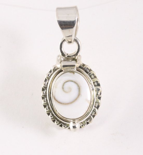 Fijn bewerkt zilveren medaillon met shiva oog schelp