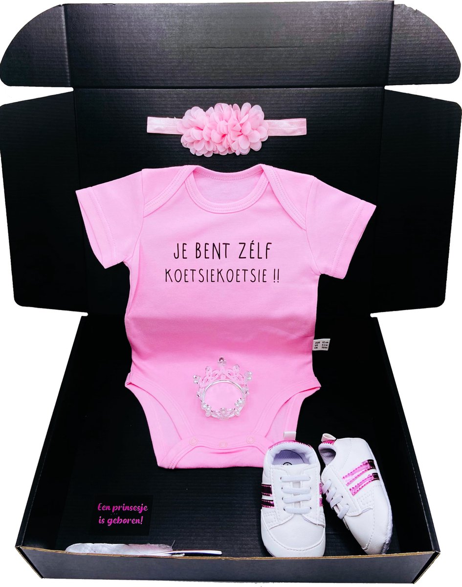 Goedkoopste Kraamcadeau koetsiekoetsie - romper en sneakers - 2 maten leverbaar - babyshower - ook rechtstreeks te versturen