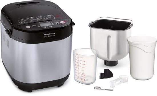 Zilverkleurige broodbakmachine met zwart bedieningspaneel, naast accessoires zoals een binnenpan, maatbeker en deksels.