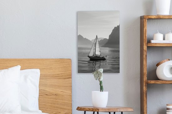 Tableau sur toile Voilier sur les eaux calmes du lac des Quatre-Cantons en Suisse - noir et blanc - 20x30 cm - Décoration murale