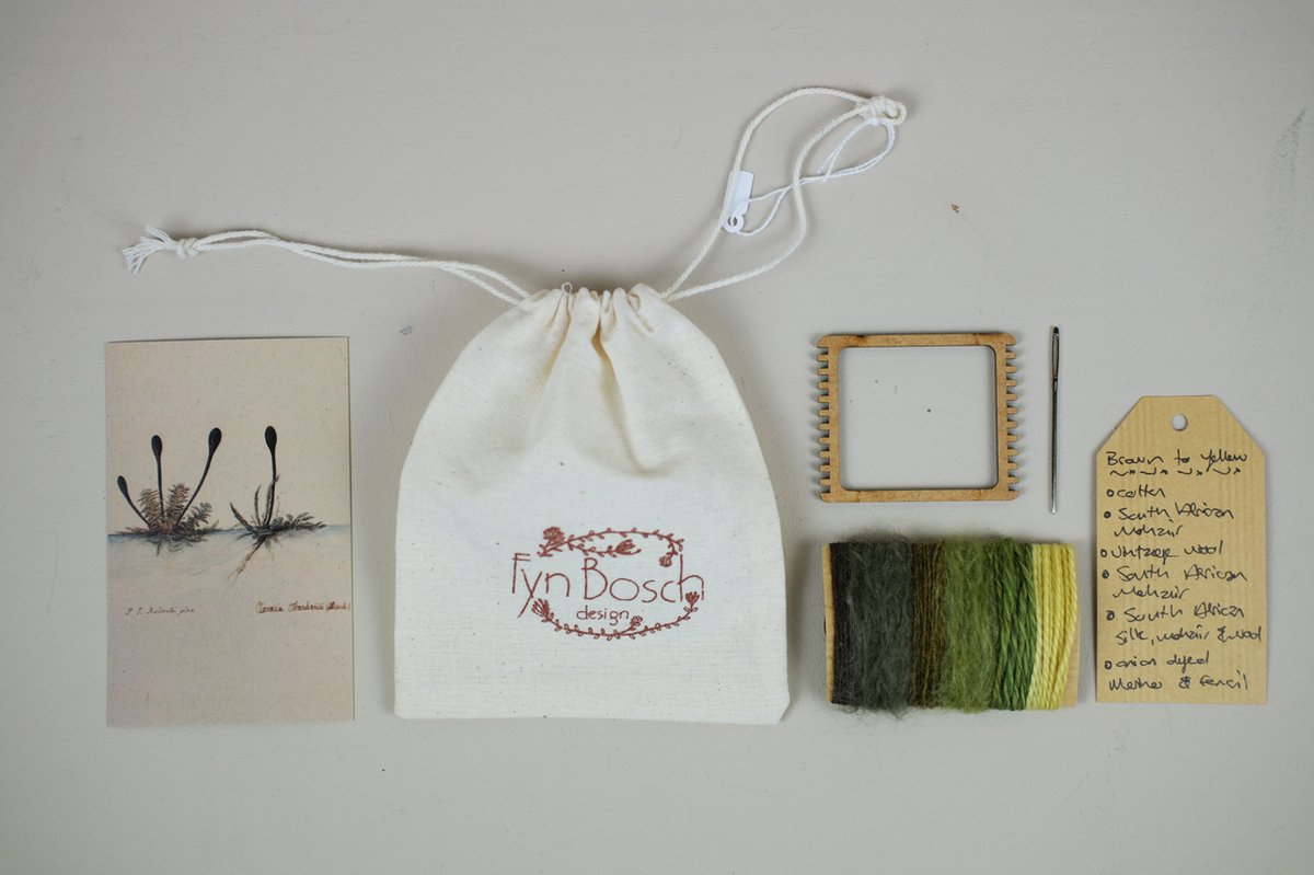 FynBosch Design Groen Vetplant - Botanische Bloemen DIY Weefpakket Klein -  Leer Weven - Mini Weaving with Flowers - Weefraam - Weefbord - Botanical Hobby - Natuurlijke garens - Pierre-Joseph Redouté Inspired
