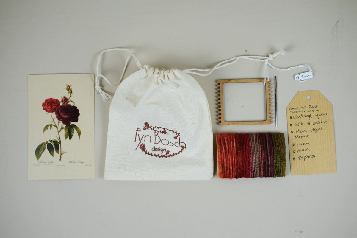 FynBosch Design Rode Roos - Botanische Bloemen DIY Weefpakket Klein -  Leer Weven - Mini Weaving with Flowers - Weefraam - Weefbord - Botanical Hobby - Natuurlijke garens - Pierre-Joseph Redouté Inspired