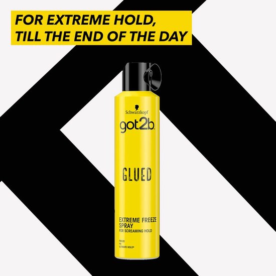 Gele Got2b "GLUED EXTREME FREEZE SPRAY" spuitbus op een zwart-witte achtergrond.