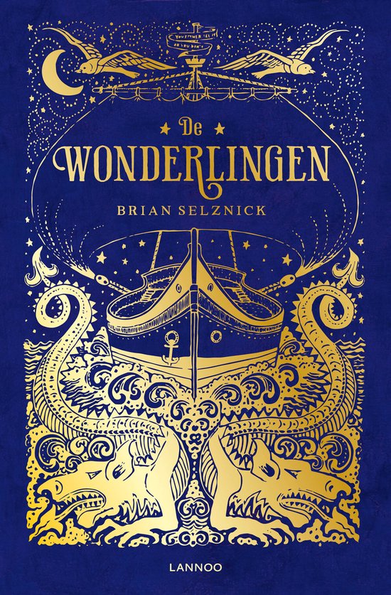 Gouden illustratie op een donkerblauwe achtergrond van een schip, zeemonsters, sterren en een maan.