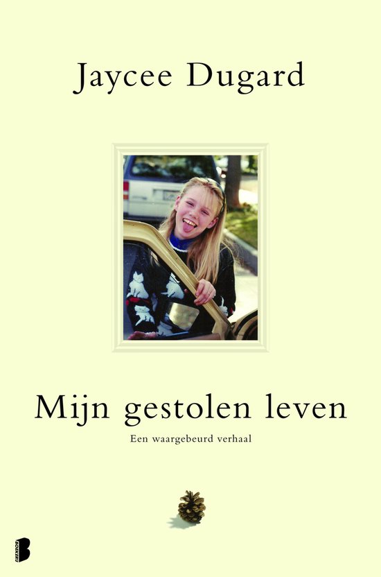 Een lachend meisje met blond haar, in een zwart met witte kattenprint trui, leunt op een autodeur. Titel: Mijn gestolen leven.