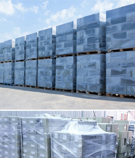 Stapels blokken verpakt in transparante wikkelfolie op pallets, buiten.