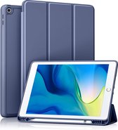 Phreeze Tri-Fold Tablethoes - Geschikt voor iPad 10.2 Hoes (2019/2020/2021) - 7/8/9 Generatie - Donker Blauw - Magnetisch - Microfiber Cover - A2200, A2198, A2428, A2429, A2430, A2603, A2604, A2605