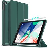 Phreeze Tri-Fold Hoes - Geschikt voor iPad 9.7 (2017/2018) Hoesje - Met Standaard en Pen Houder - Donker Groen