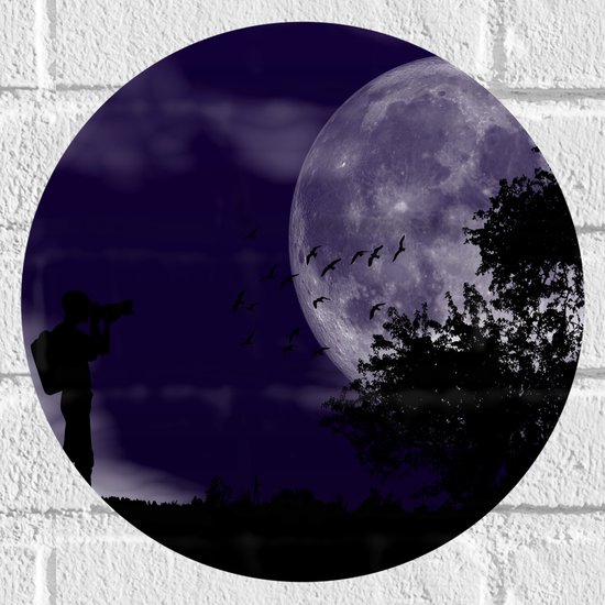 WallClassics - Muursticker Cirkel - Fotograaf bij Volle Maan achter Bomen - 30x30 cm Foto op Muursticker