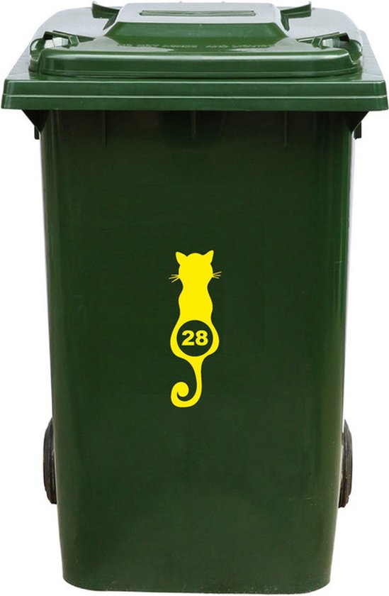 Autocollant chat jaune avec le numéro 28 sur une poubelle verte.