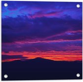 WallClassics - Tuinposter – Geleurde Zonsondergang achter Heuvel - 50x50 cm Foto op Tuinposter  (wanddecoratie voor buiten en binnen)