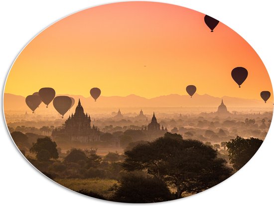 WallClassics - PVC Schuimplaat Ovaal - Luchtballonnen boven Tempels met Zonsondergang - 96x72 cm Foto op Ovaal  (Met Ophangsysteem)