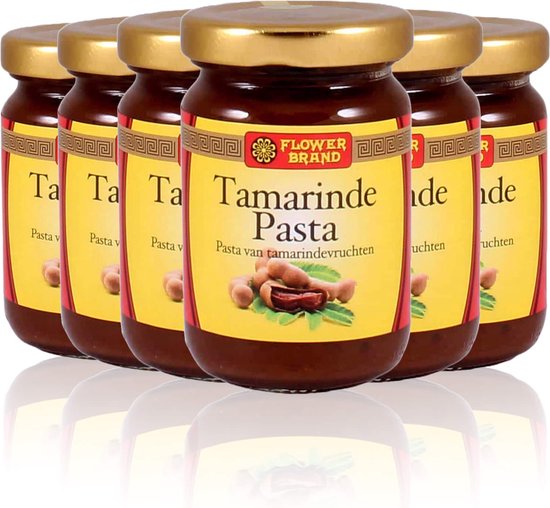 Vijf potten Flower Brand Tamarinde Pasta met goudkleurige deksels. Op het gele etiket staat 'Tamarinde Pasta'.