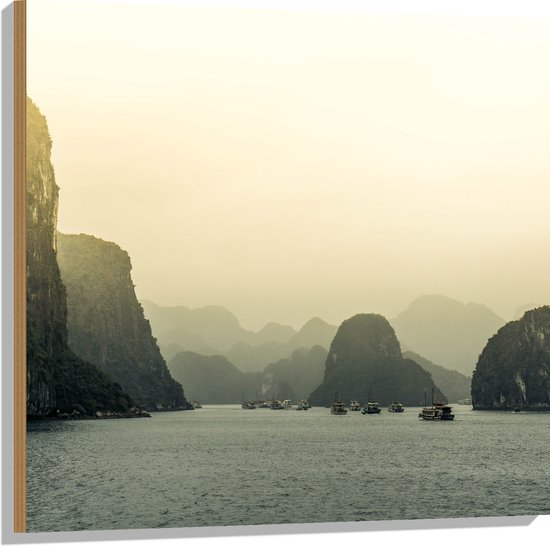 WallClassics - Hout - Ha Long Bay - Vietnam - 80x80 cm - 12 mm dik - Foto op Hout (Met Ophangsysteem)