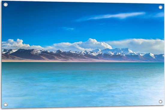 WallClassics - Tuinposter – Bergen met Wolken aan het Water - 90x60 cm Foto op Tuinposter  (wanddecoratie voor buiten en binnen)