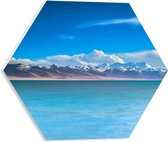 WallClassics - PVC Schuimplaat Hexagon  - Bergen met Wolken aan het Water - 40x34.8 cm Foto op Hexagon (Met Ophangsysteem)