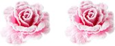6x stuks pastel roze rozen met sneeuw op clip 10 cm - kerstversiering