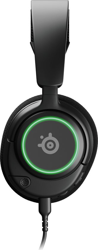 Zwarte SteelSeries gaming headset met groene RGB-verlichting op de oorschelp.