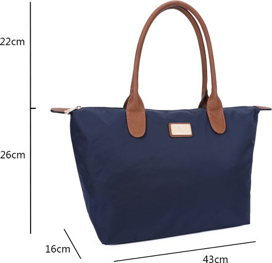 Vue d'ensemble d'un sac en nylon bleu foncé avec anses en cuir marron et son contenu, avec les dimensions indiquées.