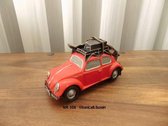 Sculptuur - 15 cm breed - Beeld miniatuur auto - mannencadeau - modelwagen - Auto met skies rood