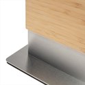 Close-up van de bamboe messenhouder met een metalen basis en een schuine metalen rand.