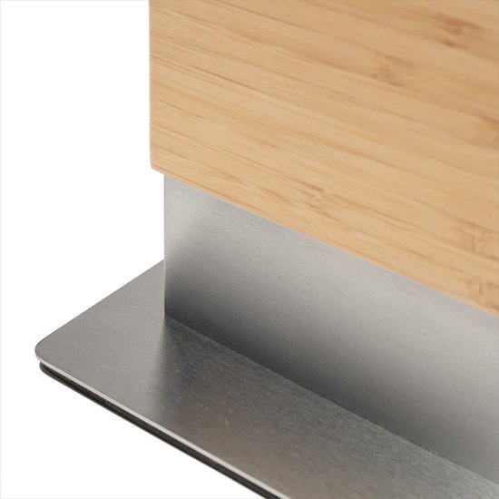 Close-up van de bamboe messenhouder met een metalen basis en een schuine metalen rand.