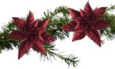 Kerstboom bloemen op clip - 2x st. - donkerrood glitter -kunststof - 18 cm