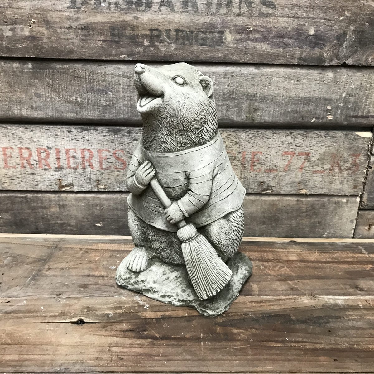 Betonnen tuinbeeld - egel met bezem