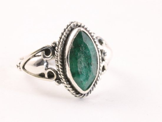 Fijne bewerkte zilveren ring met smaragd - maat 18.5
