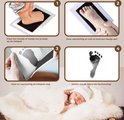 Stappenplan voor het maken van een baby afdruk: hand of voet op inktpad, aandrukken, inktpad verwijderen, resultaat.
