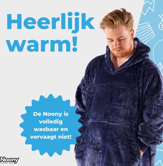 Man in donkerblauwe oversized hoodie deken. "Heerlijk warm!"