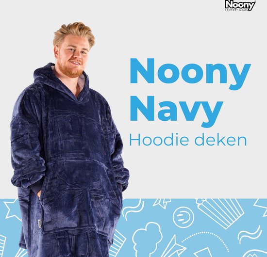 Man draagt een navy blauwe hoodie deken met capuchon en grote zakken. "Noony Navy Hoodie deken"