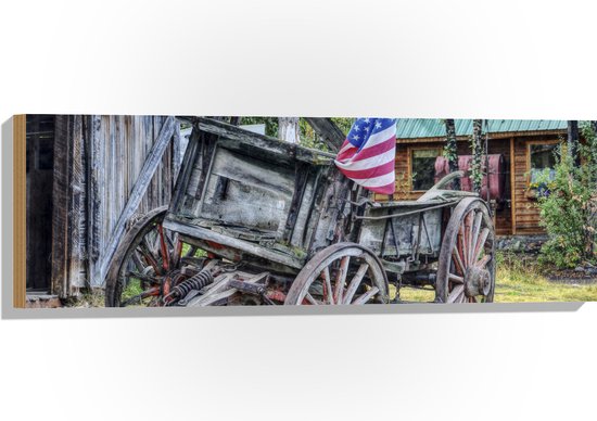 WallClassics - Hout - Oude Veewagen met Vlag - 90x30 cm - 12 mm dik - Foto op Hout (Met Ophangsysteem)