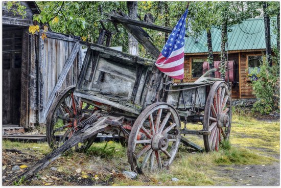 WallClassics - Poster (Matte) - Old Cattle Truck with Flag - 60x40 cm Photo sur Papier Poster avec un aspect Mat