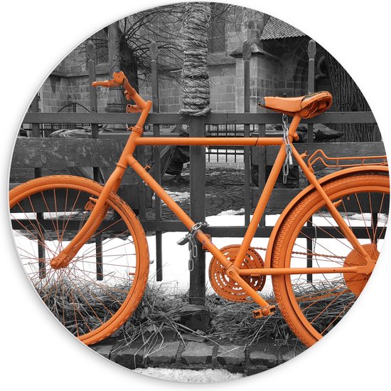 WallClassics - PVC Schuimplaat Muurcirkel - Oranje Fiets tegen Zwart Witte Achtergrond - 60x60 cm Foto op Muurcirkel (met ophangsysteem)