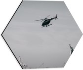 WallClassics - Dibond Hexagon - Helikopter zwevend boven Vrijheidsbeeld in New York - 30x26.1 cm Foto op Hexagon (Met Ophangsysteem)