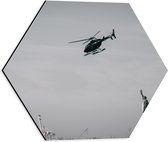 WallClassics - Dibond Hexagon - Helikopter zwevend boven Vrijheidsbeeld in New York - 40x34.8 cm Foto op Hexagon (Met Ophangsysteem)