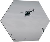 WallClassics - Dibond Hexagon - Helikopter zwevend boven Vrijheidsbeeld in New York - 80x69.6 cm Foto op Hexagon (Met Ophangsysteem)