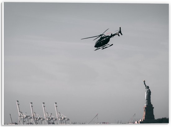 WallClassics - PVC Schuimplaat - Helikopter zwevend boven Vrijheidsbeeld in New York - 40x30 cm Foto op PVC Schuimplaat (Met Ophangsysteem)